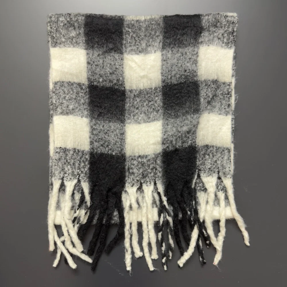 Tahari Black Ivory Plaid Blanket Scarf Soft‎ Heavy Warm Fringe Wrap Shawl